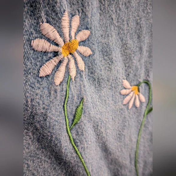 90's VINTAGE | 🌼 Embroidered Daisy Light Denim Dress w/Zip Back 🌼 - Picture 5 of 6
